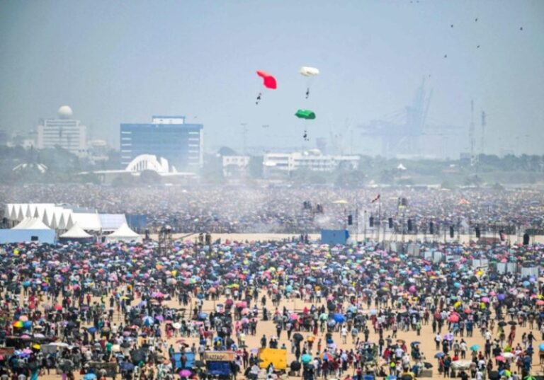 Por el calor extremo, mueren cinco personas durante un espectáculo aéreo en India