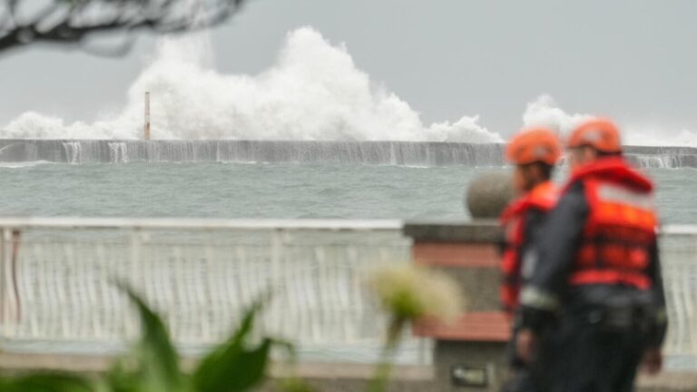 Taiwán cierra escuelas y realiza evacuaciones ante tifón Krathon