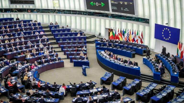 Los eurodiputados aprueban un enorme préstamo a Ucrania respaldado en activos rusos congelados