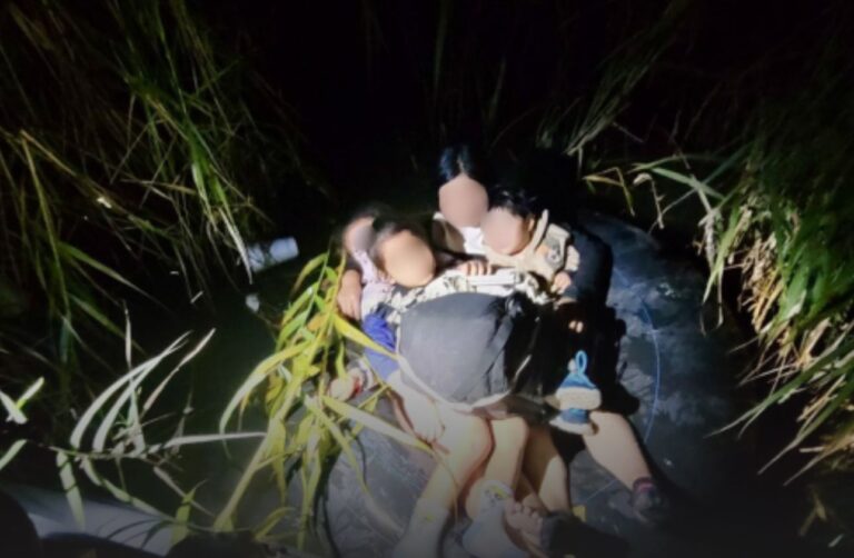 Cuatro menores que flotaban en una balsa en el río Bravo fueron rescatados