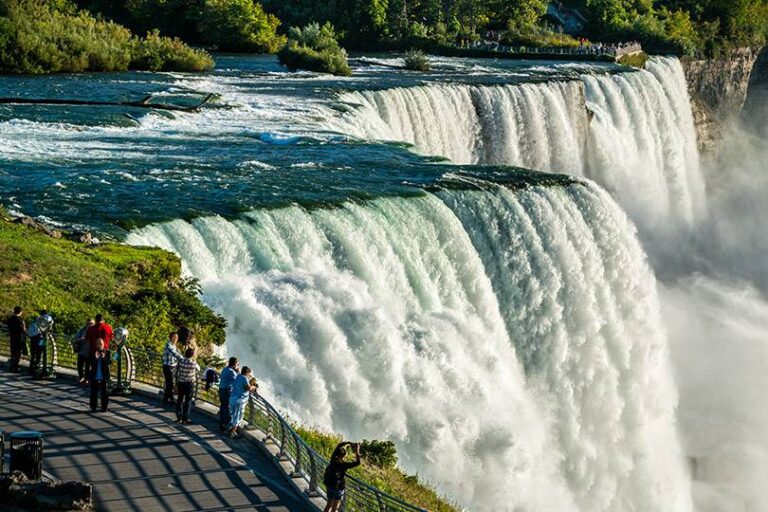 Una madre y sus dos hijos murieron al saltar desde las cataratas del Niágara