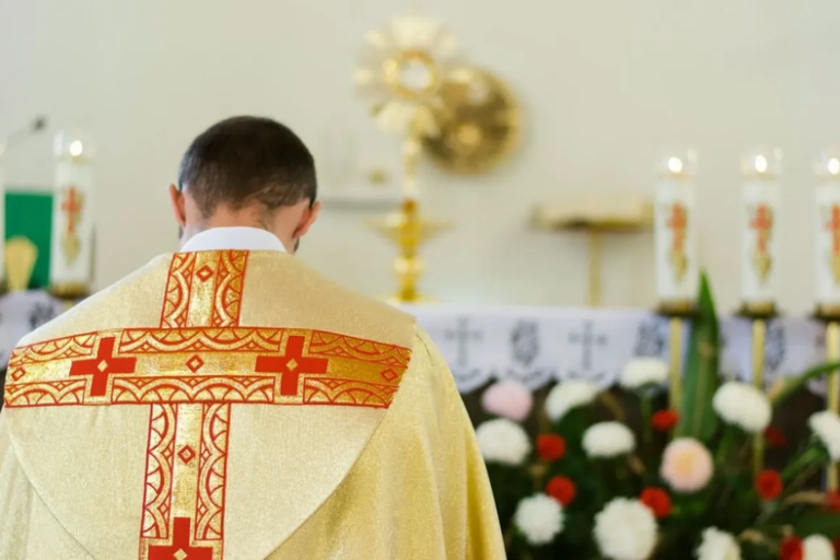 Muere un cura británico tras una noche de sexo y drogas con otro sacerdote