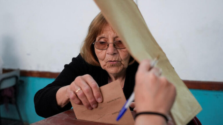 Uruguayos acuden a los centros de votación para las elecciones presidenciales y parlamentarias