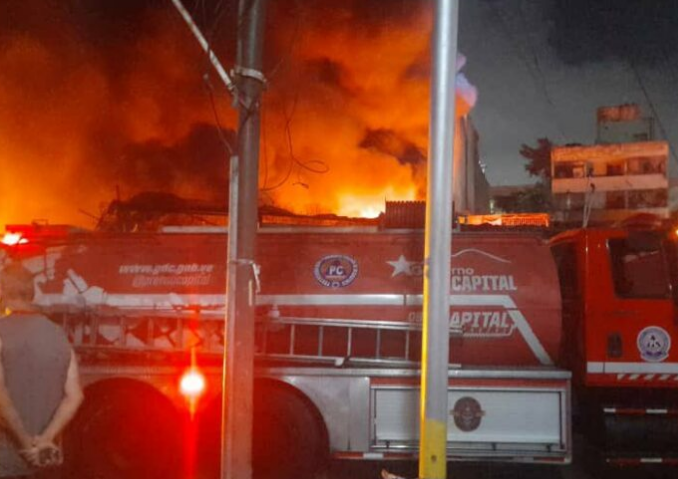 Incendio de un galpón en Caracas dejó siete lesionados