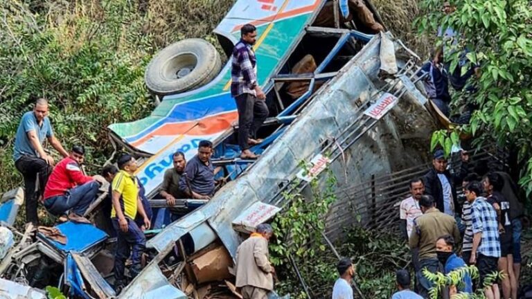 Al menos 36 muertos en un accidente de autobús en India