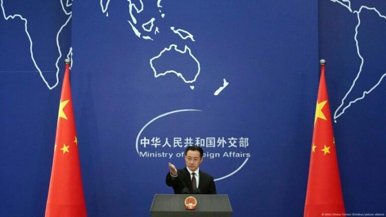 China insta a la «calma» ante decreto nuclear de Putin