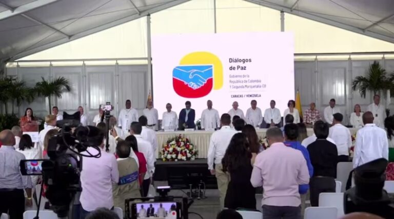 Gobierno de Colombia y ELN acuerdan retomar diálogos de paz