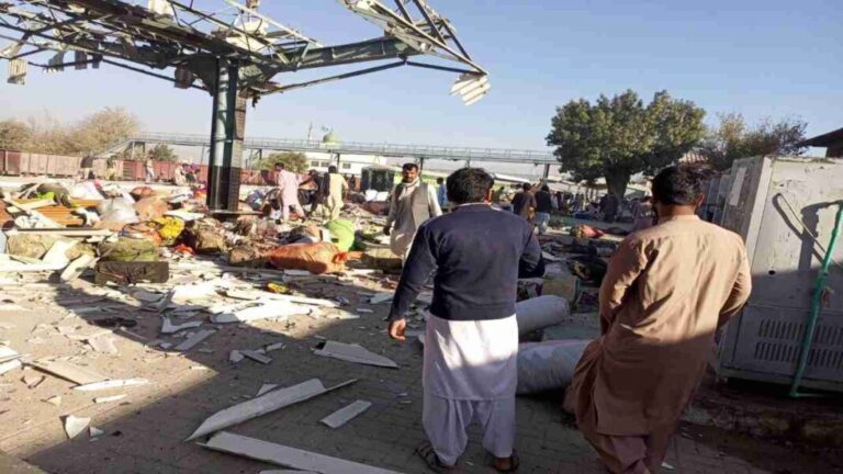 Más de 20 muertos en devastadora explosión en estación de tren de Pakistán