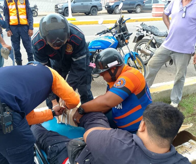 Colisión entre moto y vehículo en la avenida Los Médanos deja un lesionado