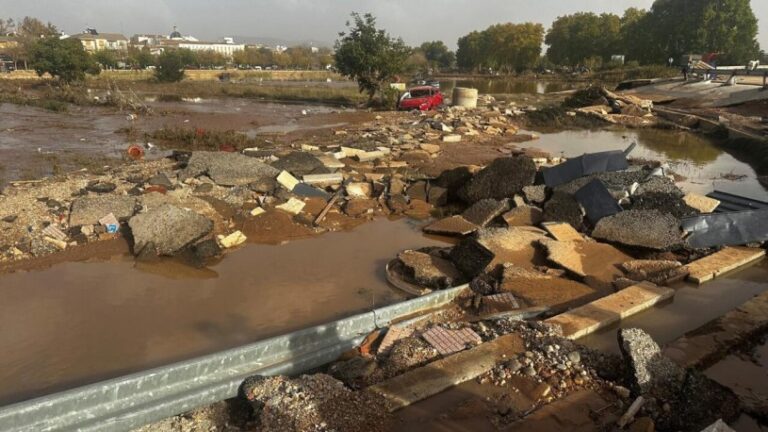 España envía más militares a una Valencia traumatizada por la devastación de las inundaciones