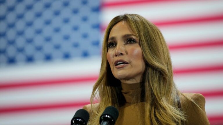 Jennifer Lopez llama a las mujeres y los latinos a votar por Harris