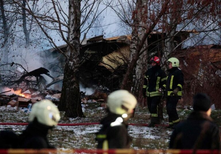 Una persona muere tras estrellarse un avión contra un edificio en Lituania