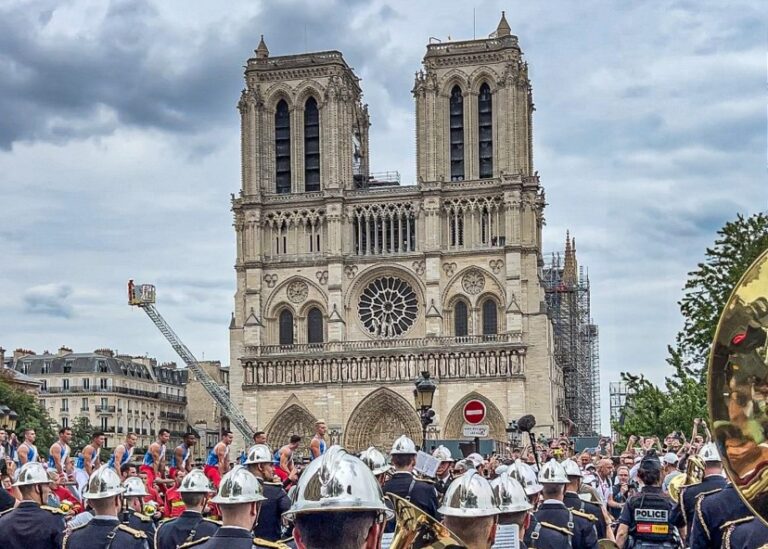 Notre Dame desvela su renovado «resplandor» al mundo