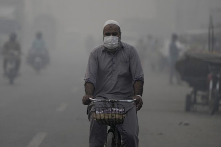 El récord de contaminación en Pakistán dispara los niveles de angustia y ansiedad