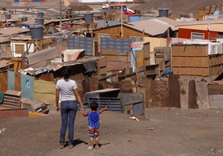 La pobreza en América Latina bajará a 26,8% en 2024, un mínimo desde 1990, dice la Cepal