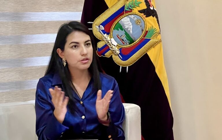 Presidente de Ecuador nombra vicepresidenta interina