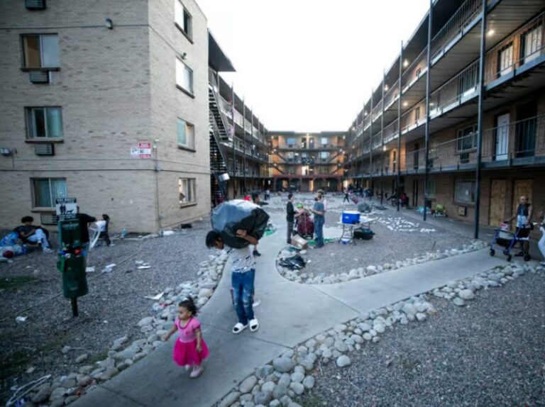 Desalojan a familias de migrantes venezolanos de un edificio en Colorado