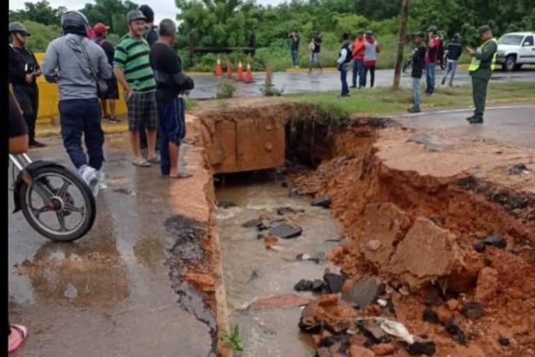 Lluvias en Zulia socavaron carretera al inicio de la «Troncal del Caribe»