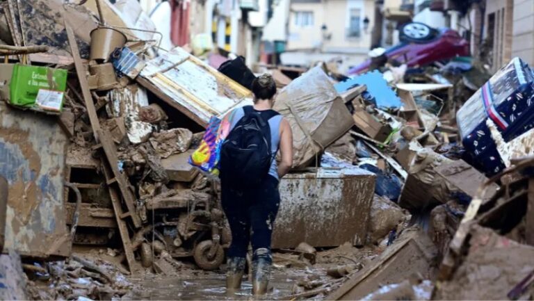 Valencia sigue buscando víctimas y limpiando a una semana de las inundaciones