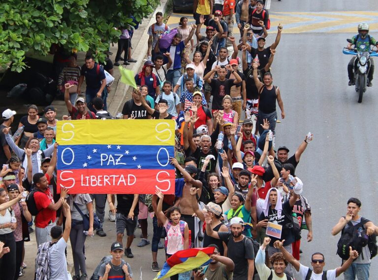 Venezolanos integran caravana de 2.500 migrantes que avanza desde México hasta EEUU