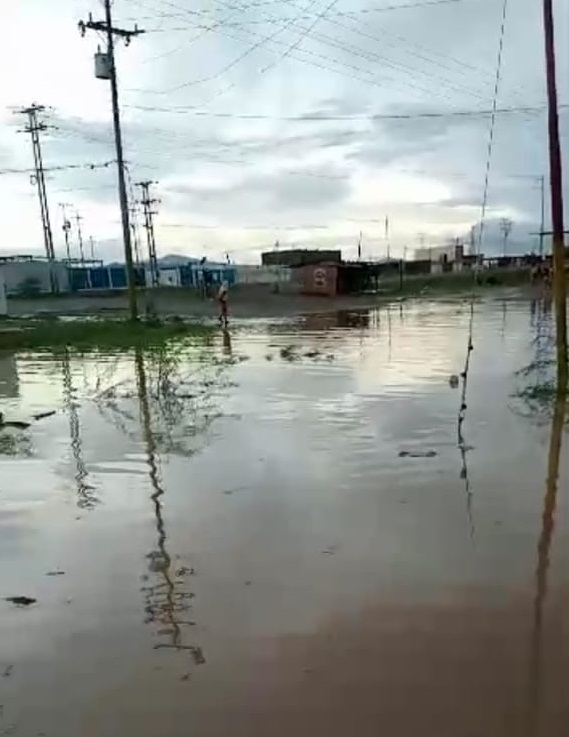 Lluvia desbordó quebrada El Toro y anegó el sector La Mano de Dios (VÍDEO)