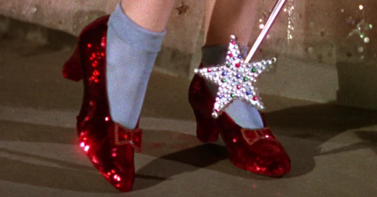 Subastan los zapatos rojos de Judy Garland en ‘El mago de Oz’ por casi un millón de dólares 