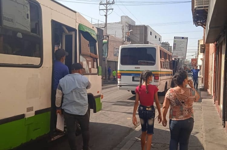 Denuncian abuso en cobro de pasaje a estudiantes en Punto Fijo