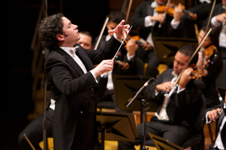 Gustavo Dudamel dirigirá concierto de apertura de Notre Dame