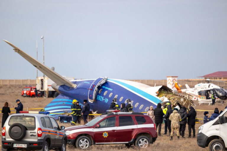 Se estrella un avión comercial el día de Navidad: hay al menos 38 fallecidos