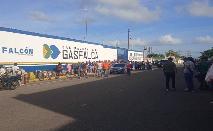 Comunidades reclaman gas doméstico frente a Gasfalca en Punto Fijo