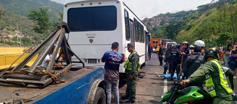 Una PNB muere tras ser impactada por camión y arrollada por autobús en  Autopista Caracas-La Guaira