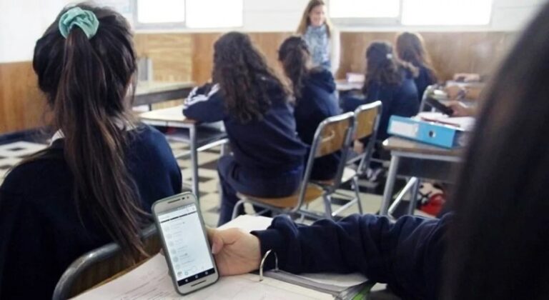 Brasil prohíbe los celulares en las escuelas y colegios