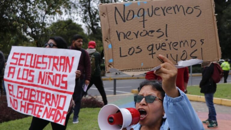 Protestan en Ecuador por la desaparición de cuatro adolescentes tras un operativo militar