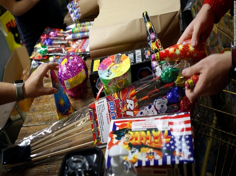 Bomberos llaman a tomar previsiones en el uso de fuegos artificiales