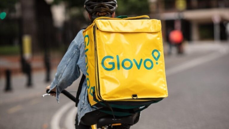 Glovo cede a la presión del gobierno español y contratará a sus repartidores