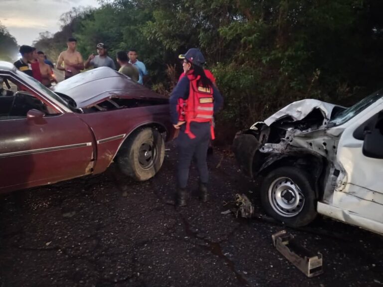 Bomberos de Dabajuro auxilian a un lesionado en colisión de vehículos en el sector La Cataneja de la Falcón-Zulia