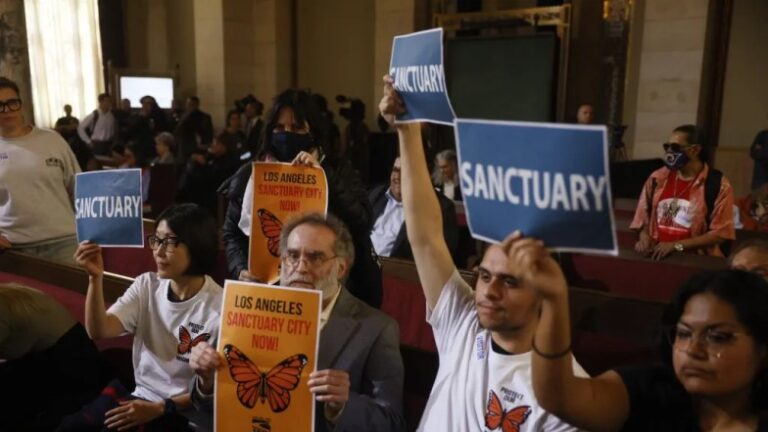 Los Ángeles se declara «ciudad santuario» para migrantes