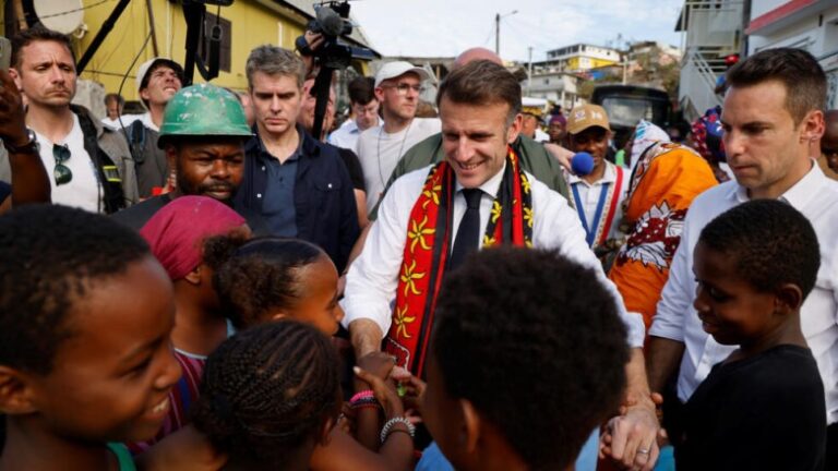 El presidente francés promete «reconstruir» el territorio de Mayotte devastado por un ciclón