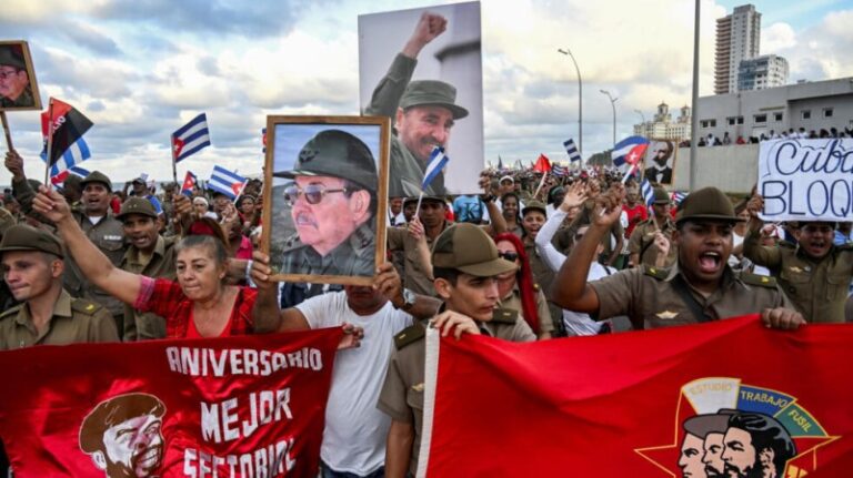 Multitudinaria marcha contra el bloqueo frente a la embajada de EEUU en Cuba