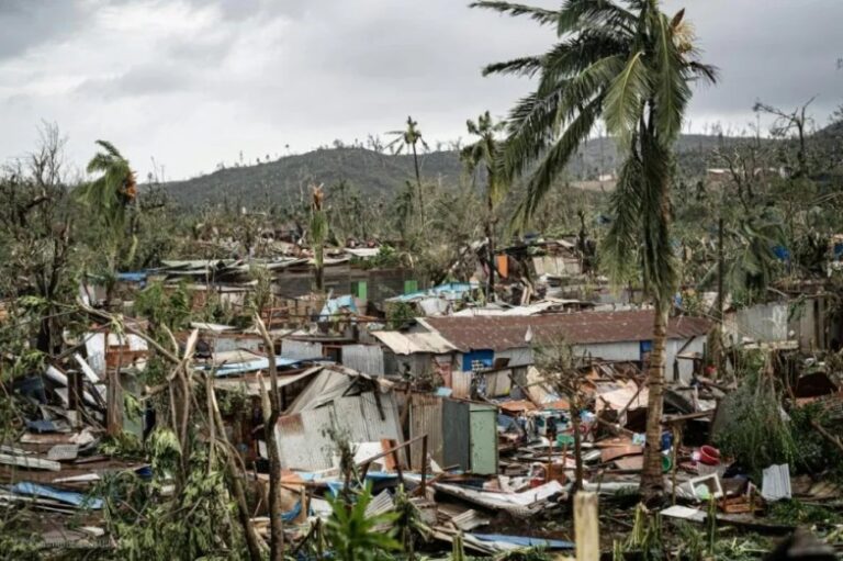 Francia impondrá un toque de queda nocturno en la «devastada» Mayotte