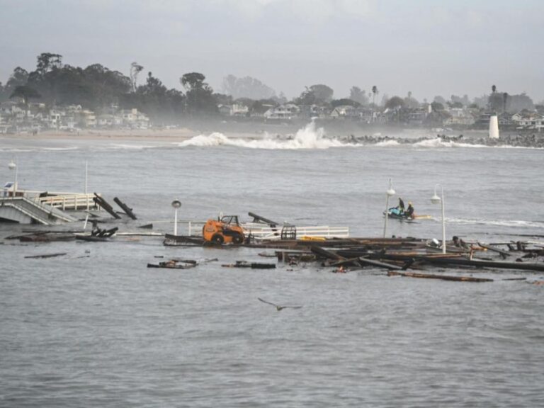 Un muelle en California colapsa y queda flotando a la deriva en medio de una tormenta