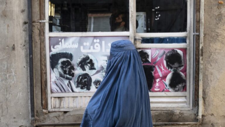 Los talibanes prohíben en Afganistán construir ventanas desde donde se pueda ver a mujeres