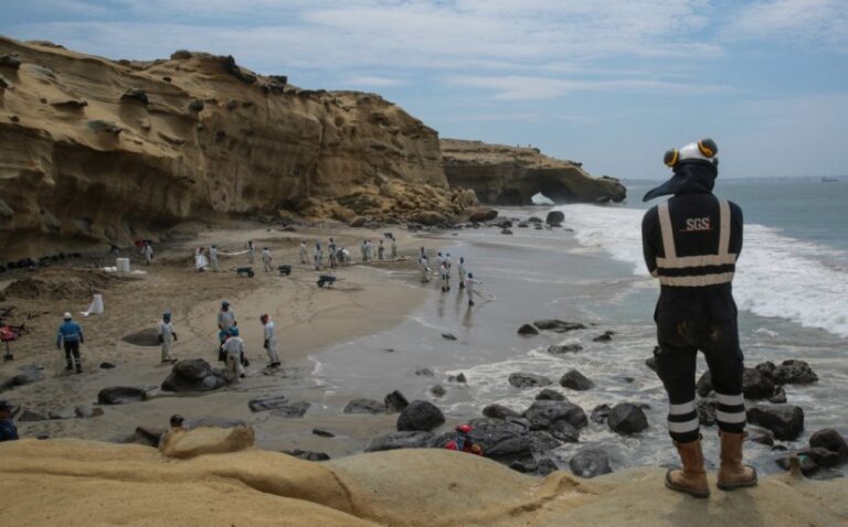 Perú declara «emergencia ambiental» por un derrame de petróleo en el mar