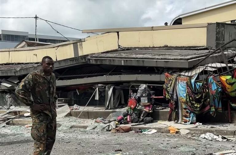 Un potente sismo derriba edificios en Vanuatu, un testigo reporta cadáveres en la calle