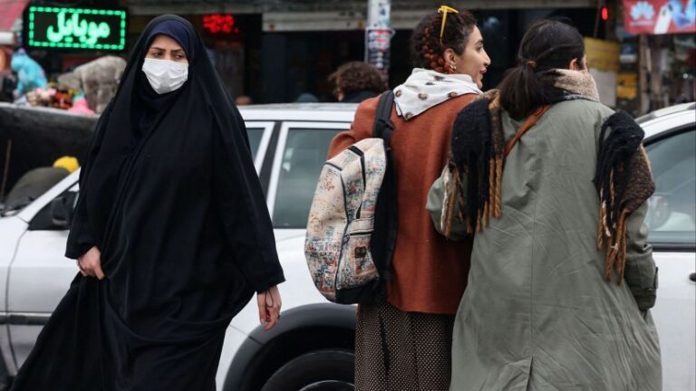 El presidente de Irán critica una nueva ley sobre el velo