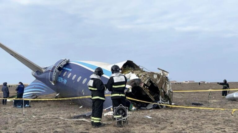 Avión se estrelló en Azerbaiyán por interferencias externas, según la aerolínea