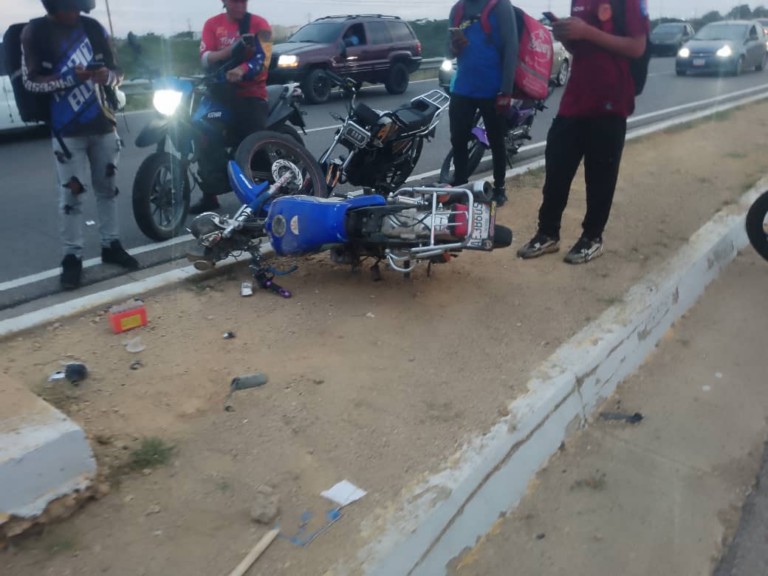 Dos lesionados en Las Margaritas de Punto Fijo fue el saldo de una colisión de una moto y vehículo