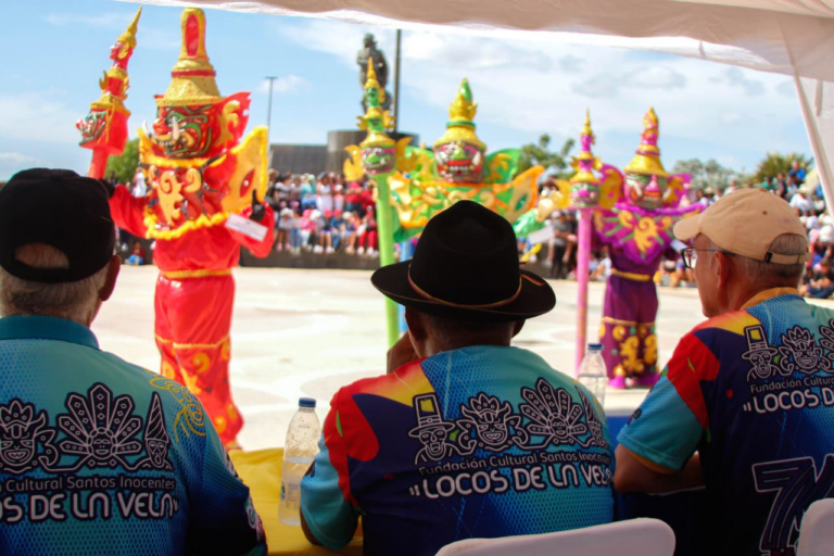 Desfile de Los Locos de La Vela mostró colorido y creatividad