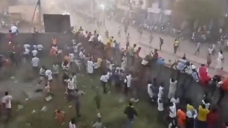 56 hinchas muertos en un estadio de fútbol de Guinea