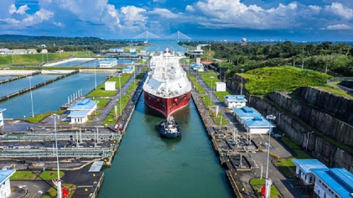 Trump amenaza con retomar control del canal de Panamá